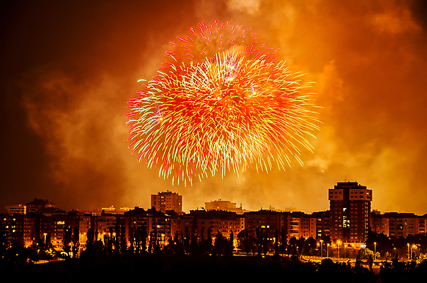 포토 JPG 해외이미지 백그라운드 하늘 불 불꽃 새로움 기념 폭죽 사람없음 빨간색 파티 검은색 흰색 축하 업무 야간 폭발 파열 해외202004 해외포토 자연요소 컬러 컨셉 이벤트 작업 파일형식 이미지허브