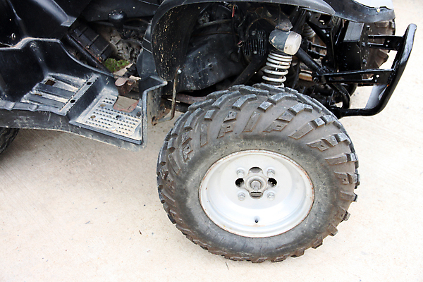 포토 JPG 해외이미지 교통시설 모션 자동차 사람없음 오토바이 바퀴 고무 그만 해외202004 해외포토 육상교통 교통 바이크 시설 파일형식 이미지허브