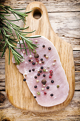 포토 JPG 해외이미지 접시 음식 조각 부분 육류 돼지고기 스테이크 사람없음 쌓기 소고기 자르기 허브 향신료 오브젝트 날것 로즈메리 등심 해외202004 해외포토 식물 식기 식재료 모션 서양음식 향미료 파일형식 이미지허브