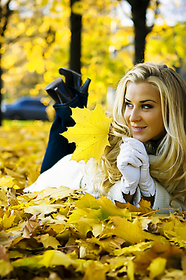 포토 JPG 해외이미지 나무 응시 공원 여자 유럽 로우앵글 장갑 단풍 잎 한명 야외 금발 노란색 정원 추위 가을 흰색 잡기 토론토 해외202004 해외포토 식물 1 헤어스타일 시선 잡화 계절 공공시설 나라 뷰포인트 컬러 캐나다 모션 사람 파일형식 이미지허브