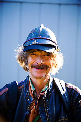 포토 JPG 해외이미지 백인 캐릭터 노년 남자 한명 사람 야외 컬러풀 재킷 흰색 헬멧 가난 노숙자 옛날 특별함 흥미 해외202004 해외포토 서양인 1 컬러 컨셉 성인 외투 보호장비 파일형식 이미지허브