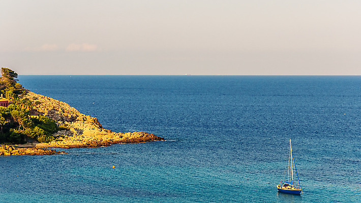 포토 JPG 해외이미지 유럽 바다 휴가 사람없음 파란색 태양 기쁨 보트 스페인 다이빙 범선 전나무 터키석 해외202004 해외포토 자연요소 나무 감정 나라 컬러 배_교통 수영 보석 수중스포츠 파일형식 이미지허브