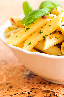 포토 JPG 해외이미지 접시 음식 백그라운드 포크 다이어트 토마토 건조 파스타 파슬리 건강 육류 요리 사람없음 빨간색 초록색 주방 식사 저녁식사 이탈리아 추위 견과류 흰색 신선 소나무 최고 고명 달콤 맛 지중해 허브 올리브 레시피 바질 내추럴 점심식사 마카로니 입가심 펜네 해외202004 해외포토 나무 식물 식기 열매 유럽 바다 컬러 컨셉 채소 식재료 서양음식 파스타면 파일형식 이미지허브