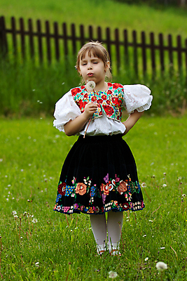 포토 JPG 해외이미지 전통 공원 여자 꽃 행복 얼굴 어린이 백그라운드 자연 놀이 한명 서기 미소 사람 여러명 초록색 여름 맑음 축제 봄 기쁨 게임 흰색 시골 아기 잡기 민들레 불기 가죽 지역 자수 민화 옛날 전국 핸드메이드 해외202004 해외포토 식물 1 계절 공공시설 감정 컬러 다수 모션 날씨 표정 신체부위 그림 생태계 파일형식 이미지허브