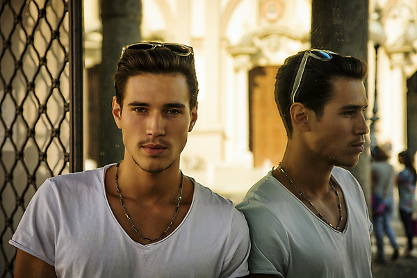 포토 JPG 해외이미지 백인 모델 라이프스타일 응시 남자 창문 성공 거리 한명 서기 사람 성인 선글라스 반사 머리 유행 거울 도시 업무 넘어짐 해외202004 해외포토 서양인 1 시선 안경 컨셉 모션 생활 신체부위 작업 파일형식 이미지허브