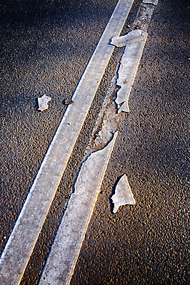 포토 JPG 해외이미지 도로 길 선 여행 포즈 백그라운드 컨셉 교통시설 자동차 표면 추상 거리 아이디어 안전 사람없음 야외 건물 파란색 빛 노란색 어둠 페인트 줄무늬 손상 운전 흰색 램프 도시 고속도로 소프트포커스 아스팔트 교차로 사인 질감 바쁨 보케 분열 깨짐 루트 방법 자동 해외202004 해외포토 건축물 육상교통 컬러 교통 무늬 모션 조명 촬영기법 시설 파일형식 이미지허브