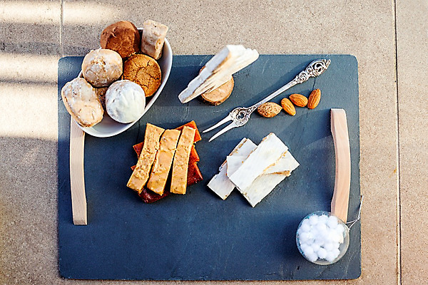 포토 JPG 해외이미지 전통 계절 음식 크리스마스 공 사슴 디저트 기념 요리 사람없음 장식 크리스마스트리 파티 쿠키 초콜릿 축제 식사 빵집 축하 스페인 황금 달콤 설탕 굽기 지중해 정사각형 아몬드 페스츄리 해외202004 해외포토 도형 기념일 유럽 빵 바다 컨셉 포유류 이벤트 상점 견과류 맛 구이 파일형식 이미지허브