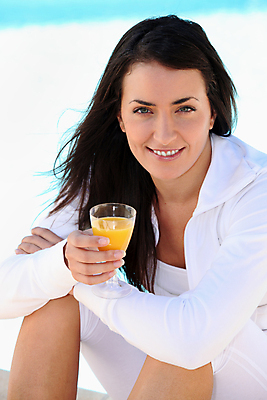 포토 JPG 해외이미지 응시 음료 오렌지 과일 휴가 갈색머리 건강 한명 사람 앉기 야외 태양 주스 재킷 신선 뜨거움 갈증 내추럴 해외202004 해외포토 자연요소 1 헤어스타일 시선 모션 외투 파일형식 이미지허브