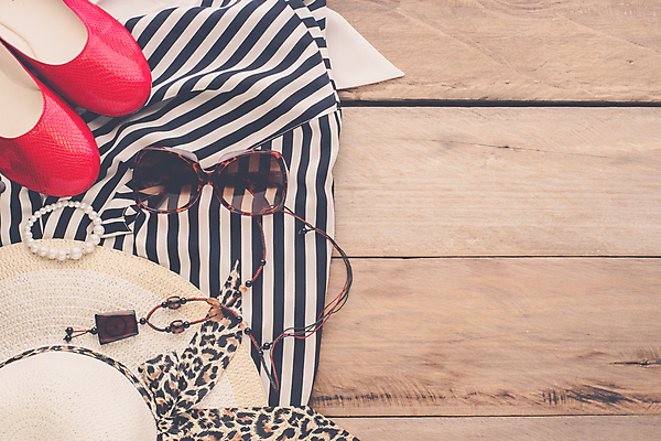 포토 JPG 해외이미지 옷 여자 남자 신발 목걸이 장신구 바지 사람없음 컬러풀 손목시계 차별 힙스터 해외202004 해외포토 패션 시계 컬러 하의 사람 파일형식 이미지허브