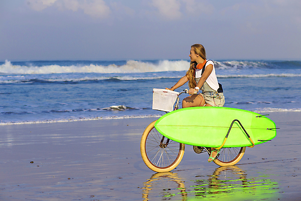 포토 JPG 해외이미지 여자 행복 스포츠 파도 바다 열대 건강 한명 미소 여름 비키니 금발 자전거 서핑보드 서핑 승차 하와이 태평양 서퍼 바이킹 해외202004 해외포토 1 헤어스타일 계절 수영복 감정 모션 운동선수 표정 사람 바이크 미국 수상스포츠 보드_스포츠 파일형식 이미지허브