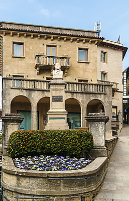 포토 JPG 해외이미지 꽃 유럽 문화 여행 건축양식 휴가 주택 사람없음 건물 조각상 이탈리아 도시 역사 정사각형 화단 타운 공화국 옛날 가리발디 해외202004 해외포토 도형 식물 건축물 건축 나라 조형물 위인 정치가 파일형식 이미지허브