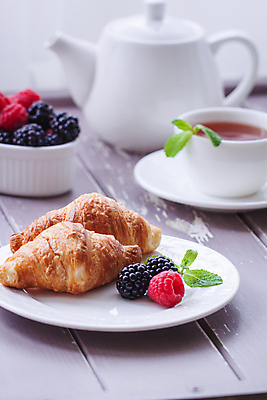 포토 JPG 해외이미지 라이프스타일 접시 유럽 커피 음료 음식 백그라운드 탁자 아침 디저트 건강 사람 사람없음 목재 컵 식당 식사 카페 빵집 흰색 신선 뜨거움 날짜 고급 차 달콤 맛 아침식사 잼 먹기 민트 메뉴 블루베리 산딸기 에스프레소 점심식사 단절 백자 파리(프랑스) 해외202004 해외포토 주간 나무 식기 나라 컬러 가구 컨셉 과일 재료 모션 생활 상점 도자기 소스_음식 허브 파일형식 이미지허브