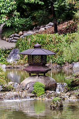 포토 JPG 해외이미지 식물 디자인 공원 꽃 아시아 문화 호수 선 자연 휴식 주택 동양인 풍경 사람없음 야외 장식 초록색 물 여름 조각상 평화 정원 일본 침묵 봄 바위 램프 연못 우아함 원예 조경 분재 내추럴 뒤뜰 엘리먼트 스타일 해외202004 해외포토 자연요소 나무 계절 공공시설 나라 컬러 컨셉 조명 인종 취미 건물 조형물 소리 돌_바위 생태계 파일형식 이미지허브