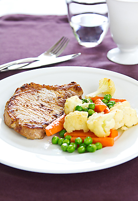 포토 JPG 해외이미지 음식 다이어트 채소 건강 육류 돼지고기 스테이크 요리 사람없음 초록색 컬러풀 갈색 식사 저녁식사 당근 튀김 흰색 황금 그릴 바비큐 굽기 완두콩 점심식사 해외202004 해외포토 컬러 식재료 주방용품 콩 뿌리채소 서양음식 구이 파일형식 이미지허브