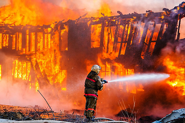 포토 JPG 해외이미지 전신 남자 불 한명 서기 성인 야외 뒷모습 야간 소방관 소방 화재 성인남자한명만 해외202004 물대포 해외포토 자연요소 1 뷰포인트 모션 사람 구조원 사건 남자한명만 성인남자만 파일형식 이미지허브