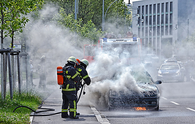 포토 JPG 해외이미지 주간 전신 도로 자동차 서기 성인 야외 두명 뒷모습 연기 소방관 소방 화재진압 성인만 해외202004 물대포 해외포토 자연요소 길 육상교통 뷰포인트 교통시설 모션 사람 구조원 화재 진압 파일형식 이미지허브
