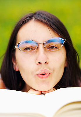 포토 JPG 해외이미지 백인 1 학생 라이프스타일 옷 여자 교육 행복 백그라운드 자연 한명 사람 소녀 20대 성인 야외 10대 책 빨간색 초록색 청춘 사춘기 유일 해외202004 해외포토 서양인 감정 어린이 컬러 컨셉 청소년 청년 생활 생태계 파일형식 이미지허브