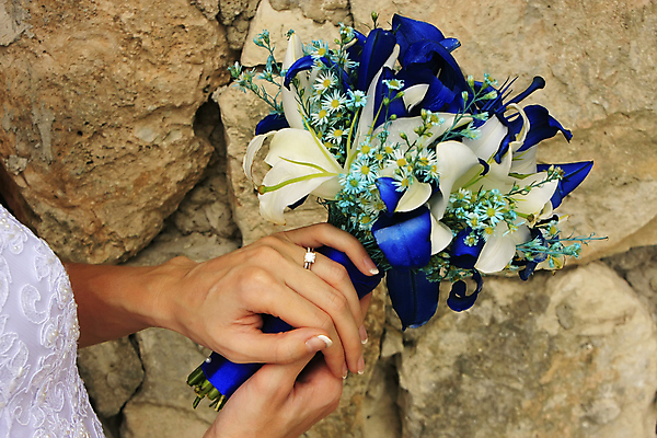 포토 JPG 해외이미지 모델 드레스 꽃 벽 꽃다발 포즈 결혼 자연 결혼식 갈색머리 한명 서기 야외 초록색 여름 바위 흰색 반지 가운 닫기 묘사 약혼 해외202004 해외포토 식물 1 헤어스타일 옷 계절 컬러 장신구 모션 사람 이벤트 돌_바위 생태계 약속 파일형식 이미지허브