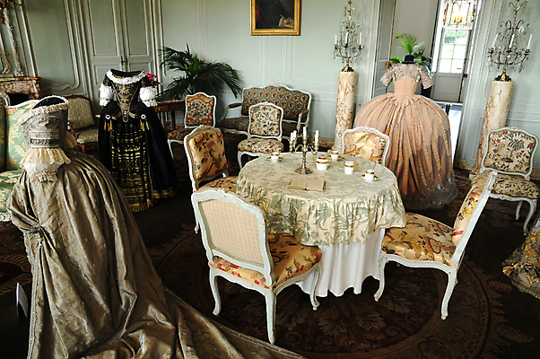 포토 JPG 해외이미지 드레스 거실 의자 건축양식 탁자 사람없음 내부 관광지 프랑스 직물 역사 해외202004 해외포토 옷 건축 유럽 여행 가구 파일형식 이미지허브