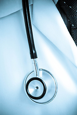 포토 JPG 해외이미지 직업 손 옷 남자 과학 유니폼 청진기 건강 병원 사람 성인 사람없음 사무실 약 펜 방 시험 의사 코트 공구 심장 업무 측정 심장병 의료성형뷰티 해외202004 해외포토 교육 비즈니스 의학 의료기기 신체부위 필기구 외투 의료진 도구 작업 장기_의학 질병 파일형식 이미지허브