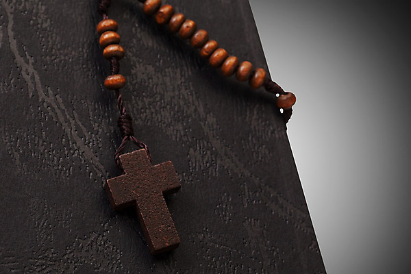 포토 JPG 해외이미지 전통 기독교 종교 줄 십자가 목걸이 부활절 사람없음 목재 책 빨간색 스터디 독서 갈색 검은색 성경 덮개 기도 최고 예수 영혼 황금 닫기 작음 가죽 심볼 묘사 심플 신성 금요일 신앙심 옛날 팬던트 해외202004 해외포토 나무 기념일 컬러 재료 장신구 종교용품 모션 학습 뚜껑 신_종교 크기 요일 파일형식 이미지허브