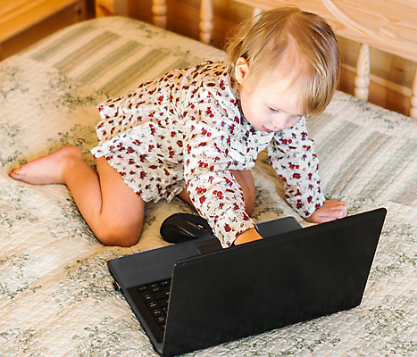 포토 JPG 해외이미지 나무 1 학생 라이프스타일 교육 행복 문화 어린이 인터넷 학교 모션 주택 한명 앉기 소녀 세로 컴퓨터 청춘 머리 카메라 검은색 봄 장비 아기 이메일 무선전화기 걸음마 초보 전경 해외202004 해외포토 식물 계절 여자 감정 컬러 컨셉 사람 풍경 건물 생활 신체부위 전자제품 전화기 파일형식 탑뷰 이미지허브