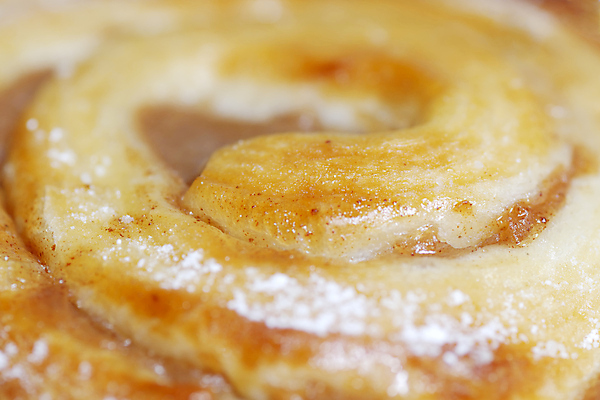 포토 JPG 해외이미지 음식 부분 디저트 나선형 덴마크 사람없음 갈색 빵집 사막 소용돌이 껍질 대접 신선 황금 달콤 맛 아침식사 작음 가루 설탕 굽기 질감 반죽 퍼프 부드러움 칼로리 프랑스어 점심식사 단절 번 시나몬 어려움 페스츄리 해로움 핸드메이드 프로스팅 해외202004 해외포토 문자 빵 컬러 컨셉 무늬 북유럽 상점 식사 회오리 감각 크기 구이 제빵 파일형식 이미지허브