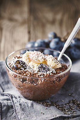 포토 JPG 해외이미지 접시 음식 조각 다이어트 과일 유리 탁자 포도 디저트 바나나 건강 요리 씨앗 사람없음 목재 세로 파란색 갈색 금속 초콜릿 숟가락 보라색 회색 흰색 사발 아침식사 다발 먹기 유기농 냅킨 푸딩 코코아 디톡스 해외202004 해외포토 나무 식물 식기 웰빙 음료 컬러 가구 재료 모션 재질 수저 식사 사기그릇 파일형식 이미지허브