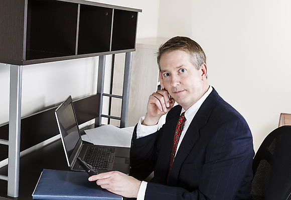 포토 JPG 해외이미지 백인 직업 남자 비즈니스 한명 사람 정장 팜플렛 성인 금융 컴퓨터 사무실 펜 계산기 흰색 업무 계산 책상 파일 긍정 수익 회계 세금 수입 예산 표준 회계사 해외202004 해외포토 서양인 1 옷 컬러 가구 컨셉 문구용품 경제 전자제품 필기구 장비 작업 파일형식 이미지허브