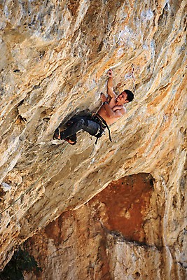 포토 JPG 해외이미지 주간 전신 남자 매달리기 한명 성인 야외 앞모습 옆모습 잡기 집중 암벽 오르기 암벽등반 암벽등반가 성인남자한명만 해외202004 해외포토 자연요소 1 뷰포인트 컨셉 모션 사람 등산 남자한명만 성인남자만 파일형식 이미지허브