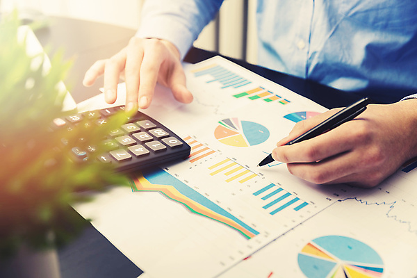 포토 JPG 해외이미지 남자 비즈니스 성공 직장 한명 상반신 성인 금융 사무실 자료 계산기 성장 업무 작업 비즈니스맨 결과 계획 주식 분석 보고서 문서 마케팅 성인남자한명만 해외202004 해외포토 1 컨셉 회사 문구용품 사람 경제 장비 직장인 남자한명만 성인남자만 파일형식 이미지허브