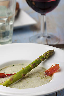 포토 JPG 해외이미지 식물 접시 음식 빵 다이어트 부분 파슬리 건강 요리 사람없음 목재 빨간색 초록색 주방 와인 식사 저녁식사 봄 사발 수프 허브 향신료 준비 매움 아스파라거스 향 쪽파 7 채식주의자 해외202004 해외포토 나무 식기 계절 컬러 채소 재료 주류 숫자 사기그릇 맛 채식 파 향미료 파일형식 이미지허브