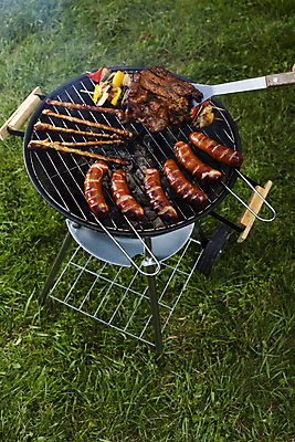 포토 JPG 해외이미지 주간 육류 요리 사람없음 야외 여름 파티 정원 꼬치 연기 그릴 바비큐 굽기 뒤집개 꼬치구이 소시지구이 해외202004 해외포토 자연요소 계절 음식 식재료 주방용품 이벤트 소시지 구이 파일형식 이미지허브