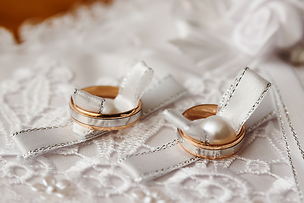 포토 JPG 해외이미지 커플 결혼 관계 결혼식 남편 함께함 사랑 사람없음 장식 빛 금속 신혼여행 축하 반지 쌍 황금 고급 보석 약혼 영원 통일 해외202004 해외포토 감정 컨셉 장신구 재질 이벤트 광석 약속 파일형식 이미지허브