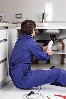 포토 JPG 해외이미지 백인 모델 직업 1 손 남자 유니폼 주택 실내 한명 사람 앉기 20대 성인 내부 가로 파란색 주방 공구 스패너 잡기 작업 재산 수리 싱크대 고정 유지 배관공 옛날 재주꾼 조작 해외202004 해외포토 서양인 옷 컬러 모션 청년 건물 신체부위 금융 도구 개수대 파일형식 이미지허브