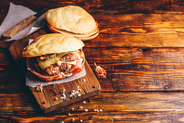 포토 JPG 해외이미지 패스트푸드 실내 사람없음 햄버거 향신료 소금 나무도마 나무탁자 수제햄버거 통후추 카피스페이스 종이호일 해외202004 해외포토 탁자 도마 내부 목재 공백 인스턴트 후추 향미료 파일형식 이미지허브