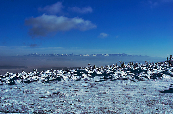 포토 JPG 해외이미지 구름 유럽 겨울 하늘 산 풍경 사람없음 계곡 안개 숲 산등성이 폴란드 제설기 가문비나무 수평선 해외202004 해외포토 자연요소 나무 계절 나라 날씨 제설 파일형식 이미지허브