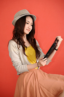 포토 JPG 해외이미지 모델 라이프스타일 손 응시 여자 행복 성공 한명 미소 사람 동양인 손짓 성인 유행 표현 신선 최고 자신감 만족 해외202004 해외포토 1 시선 감정 컨셉 모션 표정 인종 생활 신체부위 파일형식 이미지허브