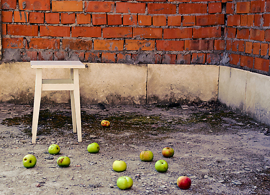 포토 JPG 해외이미지 손 남자 행복 얼굴 어린이 백그라운드 컨셉 겨울 의자 과일 자연 사람 성인 사람없음 빨간색 초록색 컬러풀 추위 가을 흰색 사과 내추럴 해외202004 해외포토 계절 감정 컬러 가구 신체부위 생태계 파일형식 이미지허브