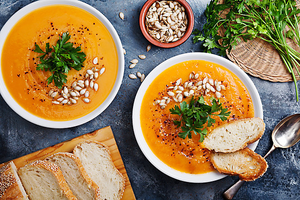 포토 JPG 해외이미지 전통 식기 계절 음료 음식 겨울 채소 오렌지 탁자 호박 양파 감자 실내 파슬리 건강 요리 씨앗 사람없음 초록색 컬러풀 갈색 노란색 검은색 식사 저녁식사 당근 샐러드 흰색 사발 맛 수프 허브 향신료 유기농 심플 브런치 소금 후추 내추럴 점심식사 입가심 채식주의자 핸드메이드 강황 해외202004 해외포토 식물 웰빙 컬러 가구 컨셉 과일 식재료 뿌리채소 내부 사기그릇 채식 향미료 파일형식 이미지허브