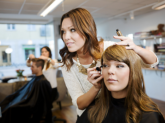 포토 JPG 해외이미지 백인 헤어스타일 여자 의자 조명 표정 미소 사람 여러명 10대 가로 컬러풀 금발 머리카락 스파 거울 미용실 미용사 자르기 쓰다듬기 카피스페이스 해외202004 해외포토 서양인 직업 컬러 가구 다수 모션 청소년 머리 공백 뷰티샵 파일형식 이미지허브