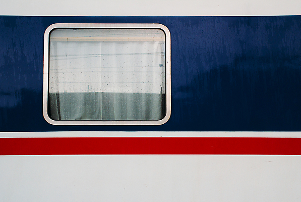 포토 JPG 해외이미지 구름 비즈니스 창문 유리 사람없음 빨간색 파란색 금속 줄무늬 장비 기차 흰색 오브젝트 해외202004 해외포토 자연요소 육상교통 컬러 무늬 재질 대중교통 파일형식 이미지허브