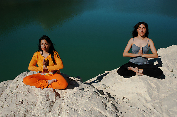 포토 JPG 해외이미지 딸 호수 2 요가 가족 엄마 휴식 건강 야외 두명 가로 물 평화 활발 에너지 추위 영혼 고독 유연 날씬함 집중 연습 명상 격려 히스패닉 제어 해외202004 해외포토 자연요소 웰빙 감정 컨셉 관계 모션 사람 몸매 파일형식 이미지허브