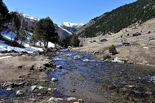 포토 JPG 해외이미지 자연 풍경 사람없음 야외 초록색 물 강 환경 봄 흐름 개울 내추럴 생태학 해외202004 해외포토 자연요소 계절 교육 컬러 컨셉 생태계 파일형식 이미지허브