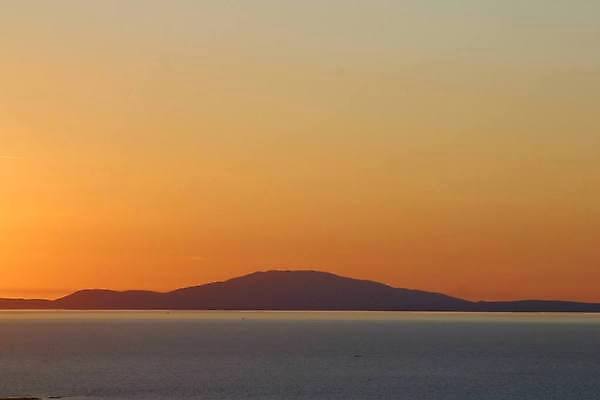 포토 JPG 해외이미지 바다 섬 백그라운드 오렌지 하늘 날씨 산 사람없음 물 태양 노란색 일몰 새벽 저녁 해외202004 해외포토 자연요소 컬러 과일 노을 야간 파일형식 이미지허브