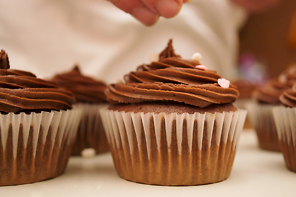 포토 JPG 해외이미지 분홍색 손가락 이벤트 사람없음 갈색 파티 케이크 초콜릿 소용돌이 흰색 생일 컵케이크 뿌리기 제빵사 해외202004 해외포토 직업 손 기념일 컬러 모션 디저트 회오리 파일형식 이미지허브