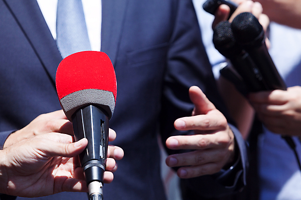 포토 JPG 해외이미지 손 비즈니스 통신 관계 회의 말하기 사람 정장 이벤트 사람없음 텔레비전 소리 정보 잡기 비즈니스맨 기자 뉴스 질문 목사 마이크 면접 오디오 방송 언론 리포터 일반 목소리 VIP 경영 답변 마케팅 정치가 생존 해외202004 해외포토 직업 옷 남자 음향기기 모션 신체부위 전자제품 직장인 성직자 파일형식 이미지허브