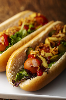 포토 JPG 해외이미지 접시 실내 사람없음 아웃포커스 두개 소시지 케첩 핫도그 갈색배경 해외202004 해외포토 식기 음식 백그라운드 2 패스트푸드 촬영기법 내부 갈색 소스_음식 가공식품 파일형식 이미지허브