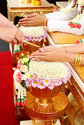 포토 JPG 해외이미지 전통 손 커플 드레스 여자 남자 꽃 행복 아시아 문화 분홍색 결혼 태국 결혼식 남편 사랑 사람 동양인 사람없음 장식 빨간색 초록색 금속 흰색 하트 신선 아내 황금 고급 배열 심볼 동쪽 해외202004 해외포토 모양 식물 옷 감정 나라 컬러 컨셉 관계 재질 인종 이벤트 신체부위 방향 파일형식 이미지허브