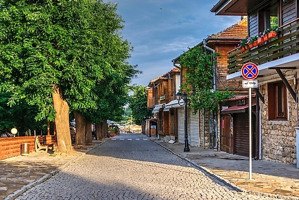 포토 JPG 해외이미지 유럽 벽 바다 섬 여행 건축양식 호텔 휴가 거리 파노라마 풍경 사람없음 야외 여름 식당 산책로 골동품 도시 바 성 역사 재산 저녁 박물관 휴양지 구시가지 불가리아 해외202004 해외포토 건축물 계절 건축 나라 길 숙소 촬영기법 금융 상점 장소 야간 파일형식 남유럽 이미지허브